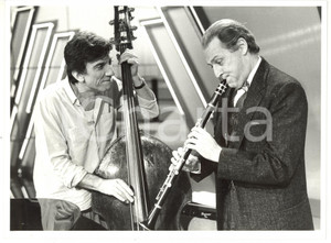 Fotografia d epoca originale 1986  RAI 1  IO A MODO MIO Gigi PROIETTI suona con Renzo ARBORE 1