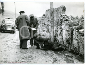 1962 PALERMO Omicidio Salvatore Lupo LEALE - La Polizia sul luogo del delitto Fotografia d'epoca con didascalia coeva al verso.DESCRIZIONE: la fotografia mostra il ritrovamento del cadavere di Salvatore Lupo Leale, figlio di Serafina Battaglia. CONDIZIONI: FAIR (bassa qualit&agrave; di stampa)FORMATO: 18x13 cm     originale e autentica 1