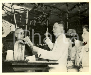 Fotografia d epoca originale 1946 FILIPPINE Manuel ACUNA ROXAS nuovo Presidente giura davanti a Manuel MORAN 1