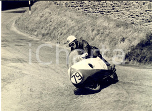 1957 ISOLA DI MAN MOTOCICLISMO Bob McINTYRE su MV AGUSTA classe 350 - Foto  Fotografia d'epoca con didascalia coeva al verso.   CONDIZIONI: FAIR (lieve sovraimpressione al margine inferiore) FORMATO: 18x13 cm     originale e autentica 1