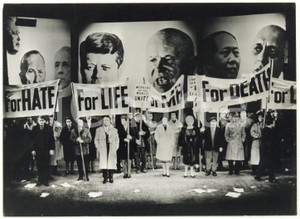 1963 LONDON Prima di "The Caucasian Chalk Circle" di Bertolt BRECHT - Finale