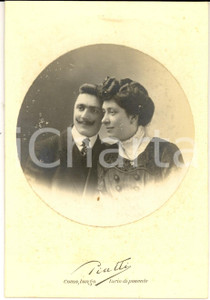 Fotografia d epoca originale 1900 ca COMO Ritratto di Natale CARAMAZZA con la moglie Dorina Foto PIATTI 1