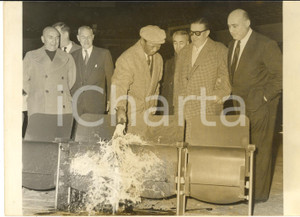 1960 PARIS Boxeur Assane DIOUF procède au baptême du nouveau Palais des Sports