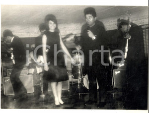 Fotografia d epoca originale 1960 ca PARIS Orchestrina in un cabaret notturno Fotografia VINTAGE 18x13 1