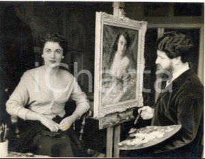 1955 LONDON Artist Nicholas EGON painting a portrait of Violet COLLINS - Photo