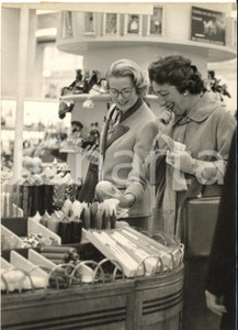 1958 PARIS Princesse Grace de Monaco achÃ¨te des jouets dans un grand magasin Fotografia d'epoca con didascalia coeva al verso. CONDIZIONI: GFORMATO: 13x18 cm     originale e autentica 1