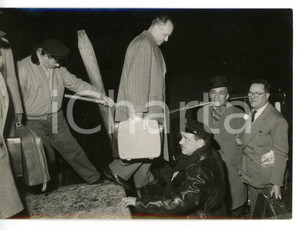1957 VENEZIA III Congresso PSI - Arrivo on. Lelio BASSO *Fotografia 18x13 cm Fotografia d'epoca con didascalia coeva al verso. CONDIZIONI: GFORMATO: 18x13 cm     originale e autentica 1