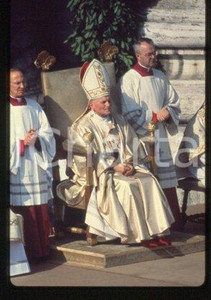 35mm vintage slide* 1978, Vatican, Giovanni Paolo II (3)  Diapositiva d'epoca, in formato 35 mm.CONDIZIONI: GOODE' severamente vietata la riproduzione. Tutti i diritti sono riservati.Nella diapositiva ICharta mette in vendita, sul negozio eBay e in esclusiva sul sito "icharta" il proprio archivio composto da numerose diapositive e negativi fotografici d'epoca, tutti originali e autentici, che attraversano la storia del costume italiano tra gli la fine degli anni Sessanta e Novanta.Si tratta di uno sguardo inedito sull'attualit&agrave;, la politica, la vita quotidiana, il gossip e la cultura, che fotografa il cambiamento della nazione in quest'ultimo scorcio del XX secolo. Un'occasione unica per il mercato del collezionismo, che vede finalmente disponibile un archivio eccezionale per vastit&agrave;, tematiche e condizioni, in un settore (il negativo fotografico e la diapositiva) di assoluta novit&agrave; e dalle interessanti prospettive di investimento.  FAIR/discreto   originale e autentica 1