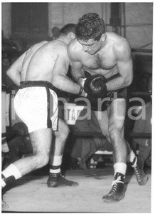 1955 MILANO - PUGILATO Duilio LOI para un destro di Guy GRACIA *Foto 13x18 Fotografia d'epoca, con didascalia coeva al verso.  CONDIZIONI: G (ma minima piegatura all'angolo inferiore sinistro. Piccole macchie nere dovute a un difetto di stampa) FORMATO: 13x18 cm    originale e autentica 1
