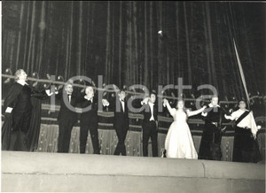 1967 MILANO Teatro alla Scala - Gli artisti di "Lucia di Lammermoor" sul palco