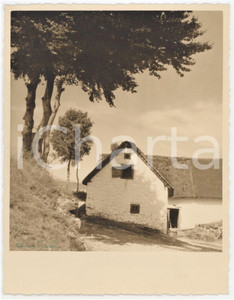 1950 ca BELGIQUE La chaumière ombragée - Photo Arsène FINCK 13x16 cm  Fotografia originale d'epoca, con firma al recto.Didascalia manoscritta al verso. FOTOGRAFO: Ars&egrave;ne Finck - Ensival, Belgique GOOD/buono  Formato: 13x16 cm originale e autentica 1