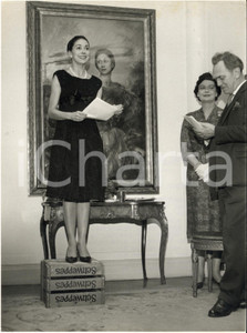 1960 LONDON Margot FONTEYN on a crate to gain elevation to address a meeting Fotografia d'epoca con didascalia coeva.  CONDIZIONI: GFORMATO: 15x20 cm     originale e autentica 1