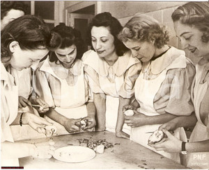 Fotografia d epoca originale 1941 ROMA WW2 Sbucciatura delle patate in una Scuola di economia domestica FOTO 1