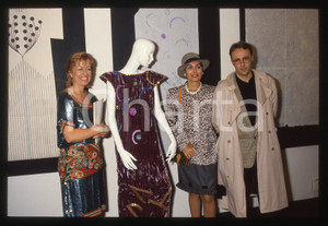 35mm vintage slide 1990ca COSTUME Rosanna SCHIAFFINO Giulia PANICHI PIGNATELLI 2  Diapositiva d'epoca, in formato 35 mm. CONDIZIONI: GOOD Tutti i diritti riservati.E' severamente vietata la riproduzione. ICharta mette in vendita, sul negozio eBay e in esclusiva sul sito "icharta" il proprio archivio composto da numerose diapositive e negativi fotografici d'epoca, tutti originali e autentici, che attraversano la storia del costume italiano tra gli la fine degli anni Sessanta e Novanta.Si tratta di uno sguardo inedito sull'attualit&agrave;, la politica, la vita quotidiana, il gossip e la cultura, che fotografa il cambiamento della nazione in quest'ultimo scorcio del XX secolo. Un'occasione unica per il mercato del collezionismo, che vede finalmente disponibile un archivio eccezionale per vastit&agrave;, tematiche e condizioni, in un settore (il negativo fotografico e la diapositiva) di assoluta novit&agrave; e dalle interessanti prospettive di investimento.  originale e autentica 1