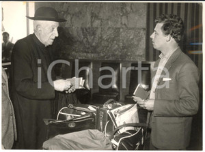 1956 ROMA Rientro padre Alberto DE AGOSTINI dopo la scalata del Monte Sarmiento Fotografia d'epoca con didascalia coeva al verso. CONDIZIONI: FAIR (lieve piegatura angolare)FORMATO: 18x13 cm     originale e autentica 1