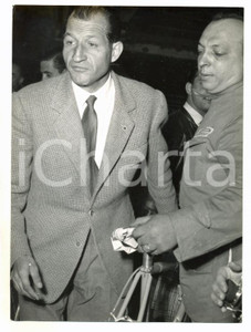 1953 TORINO - GIRO DEL PIEMONTE Gino BARTALI alla punzonatura Foto 13x18 cm