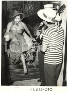1954 VENEZIA Attrice in costume arriva al party del club "Antico Martini" Foto