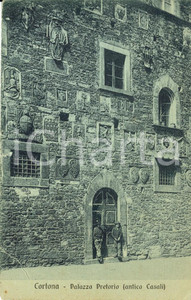 Cartolina originale da collezione 1915 CORTONA AR Giovani davanti al Palazzo Pretorio giÃ  CASALI Cartolina NV 1