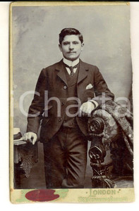 Fotografia d epoca originale 1910 ca LONDON Ritratto di giovane uomo Photo A. SIMMONS Westminster Bridge CDV 1