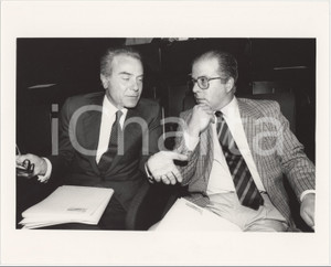 Fotografia d epoca originale 1985 ca CANALE CINQUE Gianni LETTA e direttore PACINI Foto 25x20 cm 1