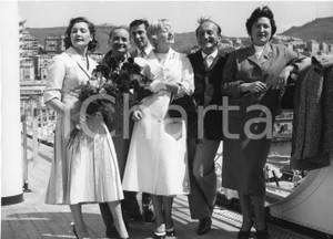 1955 GENOVA T/N Andrea Doria - Partenza attrice Elena GIUSTI per gli USA - Foto 1955Fotografia vintage rara d'epoca.Timbro archivio Publifoto Genova al verso.FORMATO: 24x18 cm CONDIZIONI: FAIR (lievi increspature e difetti di stampa)ICHARTA mette in vendita le stampe vintage della collezione Publifoto Genova, per la maggior parte inedita o in tiratura di pochi esemplari. Si tratta di un'ottima opportunit&agrave; di investimento per i collezionisti di fotografie d'epoca.    originale e autentica 1