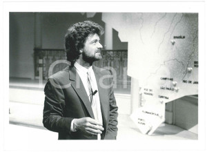 Fotografia d epoca originale 1984 RAI UNO Te lo do io il Brasile Beppe GRILLO in scena  Foto 24x18 cm 6 1