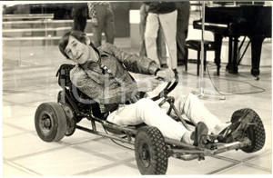 Fotografia d epoca originale 1970 ca TV ITALIA Renato RASCEL pilota un kart in studio Foto 30x20 cm 1