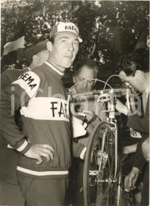 1957 CICLISMO MILANO Punzonatura del GIRO D'ITALIA - Charly GAUL *Foto 13x18