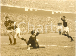 1961 MILANO CALCIO MILAN-SAMPDORIA 3-1 Goal di Sandro SALVADORE *Foto 24x18  Fotografia d'epoca, con didascalia coeva al verso.  CONDIZIONI: POOR (alone diffuso; piegatura al lato sinistro)FORMATO: 24x18 cm     originale e autentica 1
