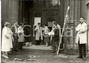 Fotografia d epoca originale 1960 PARIS GrÃ¨ve des fonctionnaires  La SORBONNE fermÃ©e Foto 18x14 cm 1