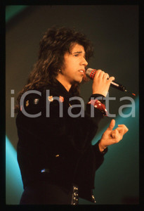 35mm vintage slide* 1988 FESTIVAL DI SANREMO Miki PORRU Ritratto del cantante 2  Diapositiva d'epoca, in formato 35 mm. CONDIZIONI: GOOD  Tutti i diritti riservati.E' severamente vietata la riproduzione. ICharta mette in vendita, sul negozio eBay e in esclusiva sul sito "icharta" il proprio archivio composto da numerose diapositive e negativi fotografici d'epoca, tutti originali e autentici, che attraversano la storia del costume italiano tra gli la fine degli anni Sessanta e Novanta.Si tratta di uno sguardo inedito sull'attualit&agrave;, la politica, la vita quotidiana, il gossip e la cultura, che fotografa il cambiamento della nazione in quest'ultimo scorcio del XX secolo. Un'occasione unica per il mercato del collezionismo, che vede finalmente disponibile un archivio eccezionale per vastit&agrave;, tematiche e condizioni, in un settore (il negativo fotografico e la diapositiva) di assoluta novit&agrave; e dalle interessanti prospettive di investimento.  originale e autentica 1