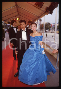 35mm vintage slide* 1989 CANNES Yoshiko TANAKA Arrivo al FESTIVAL DEL CINEMA 2  Diapositiva d'epoca, in formato 35 mm. CONDIZIONI: GOOD  Tutti i diritti riservati.E' severamente vietata la riproduzione. ICharta mette in vendita, sul negozio eBay e in esclusiva sul sito "icharta" il proprio archivio composto da numerose diapositive e negativi fotografici d'epoca, tutti originali e autentici, che attraversano la storia del costume italiano tra gli la fine degli anni Sessanta e Novanta.Si tratta di uno sguardo inedito sull'attualit&agrave;, la politica, la vita quotidiana, il gossip e la cultura, che fotografa il cambiamento della nazione in quest'ultimo scorcio del XX secolo. Un'occasione unica per il mercato del collezionismo, che vede finalmente disponibile un archivio eccezionale per vastit&agrave;, tematiche e condizioni, in un settore (il negativo fotografico e la diapositiva) di assoluta novit&agrave; e dalle interessanti prospettive di investimento.  originale e autentica 1