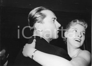 1955 SANREMO Rally del Cinema - Ballo alla cerimonia di premiazione - Foto 1955Fotografia vintage rara d'epoca.Timbro archivio Publifoto Genova al verso.FORMATO: 24x18 cm CONDIZIONI: FAIR (lievi ondulature marginali e minimi difetti di stampa)ICHARTA mette in vendita le stampe vintage della collezione Publifoto Genova, per la maggior parte inedita o in tiratura di pochi esemplari. Si tratta di un'ottima opportunit&agrave; di investimento per i collezionisti di fotografie d'epoca.    originale e autentica 1