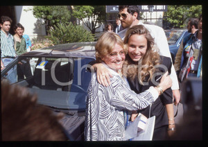 35mm vintage slide* 1987 CANNES Maria SCHELL Marie Theres KROETZ-RELIN (5)  Diapositiva d'epoca, in formato 35 mm.CONDIZIONI: GOOD Tutti i diritti riservati.E' severamente vietata la riproduzione. ICharta mette in vendita, sul negozio eBay e in esclusiva sul sito "icharta" il proprio archivio composto da numerose diapositive e negativi fotografici d'epoca, tutti originali e autentici, che attraversano la storia del costume italiano tra gli la fine degli anni Sessanta e Novanta.Si tratta di uno sguardo inedito sull'attualit&agrave;, la politica, la vita quotidiana, il gossip e la cultura, che fotografa il cambiamento della nazione in quest'ultimo scorcio del XX secolo. Un'occasione unica per il mercato del collezionismo, che vede finalmente disponibile un archivio eccezionale per vastit&agrave;, tematiche e condizioni, in un settore (il negativo fotografico e la diapositiva) di assoluta novit&agrave; e dalle interessanti prospettive di investimento.  originale e autentica 1