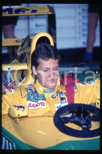35mm vintage slide* 1990 ca FORMULA1 Michael SCHUMACHER CAMEL BENETTON FORD (92)  Diapositiva d'epoca, in formato 35 mm.CONDIZIONI: GOODE' severamente vietata la riproduzione. Tutti i diritti sono riservati.Nella diapositiva ICharta mette in vendita, sul negozio eBay e in esclusiva sul sito "icharta" il proprio archivio composto da numerose diapositive e negativi fotografici d'epoca, tutti originali e autentici, che attraversano la storia del costume italiano tra gli la fine degli anni Sessanta e Novanta.Si tratta di uno sguardo inedito sull'attualit&agrave;, la politica, la vita quotidiana, il gossip e la cultura, che fotografa il cambiamento della nazione in quest'ultimo scorcio del XX secolo. Un'occasione unica per il mercato del collezionismo, che vede finalmente disponibile un archivio eccezionale per vastit&agrave;, tematiche e condizioni, in un settore (il negativo fotografico e la diapositiva) di assoluta novit&agrave; e dalle interessanti prospettive di investimento.  FAIR/discreto   originale e autentica 1