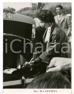 1955 ROMA Rally del Cinema - Gina LOLLOBRIGIDA alla pompa di benzina *Foto 13x18 Fotografia d'epoca con didascalia coeva.  CONDIZIONI: G (ma lieve sovraimpressione al margine superiore) FORMATO: 13x18 cm     originale e autentica 1