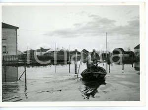 1957 ALLUVIONE DEL POLESINE - PORTO TOLLE Via Case Ocaro - Alluvionati in barca Fotografia d'epoca con didascalia coeva.  CONDIZIONI: G (ma minimi difetti di stampa) FORMATO: 18x13 cm     originale e autentica 1
