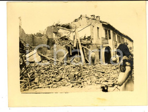 Fotografia d epoca originale 1944 WW2 AREA DI ALESSANDRIA Strada distrutta da un bombardamento Foto 10x7 1