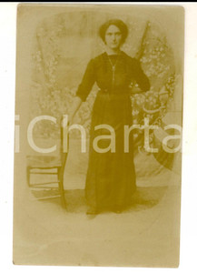 Fotografia d epoca originale 1910 ca AREA LOMBARDA Donna in abito nero con una sedia Foto cartolina VINTAGE 1