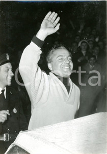1956 VARESE Rally del Cinema - Rossano BRAZZI saluta la folla - Foto 13x18