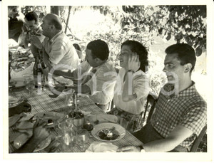 Fotografia d epoca originale 1950 IL LEONE DI AMALFI Pausa sul set Regista PIETRO FRANCISCI a tavola Foto 1