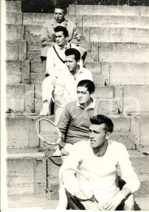 Fotografia d epoca originale 1980 ca TENNIS MASCHILE Squadra italiana sulle gradinate Foto 24x30 cm RISTAMPA 1