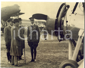 Fotografia d epoca originale 1940 ca ENGLAND RAF ROYAL AIR FORCE Ispezione di un velivolo Foto 23x18 1