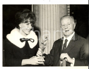 Fotografia d epoca originale 1963 MILANO Villa Comunale  Ornella VANONI vince PREMIO SAN GENESIO Foto 18x13 1