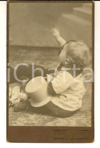 Fotografia d epoca originale 1910 ca WIEN Ritratto di bambino con cilindro bianco Foto Atelier HIGHLIFE CDV 1
