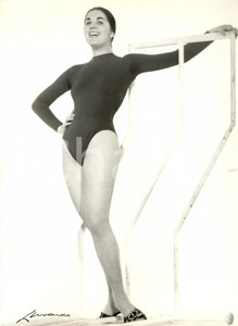 Fotografia d epoca originale 1960 ca MILANO MODA Modella in costume nero posa con spalliera Foto LUXARDO 1