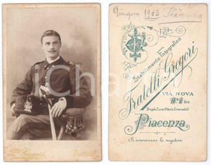 1905 PIACENZA REGIO ESERCITO Ufficiale di fanteria - Foto F.lli GREGORI 8x13 cm Fotografia d'epoca montata su cartoncino rigido.FOTOGRAFO: Fratelli Gregori - Piacenza, via Nova 2  GOOD/buono  Formato: 8 originale e autentica 1