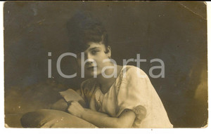 Fotografia d epoca originale 1920 LODI Ritratto di fanciulla in camicia bianca Foto cartolina DANNEGGIATA 1