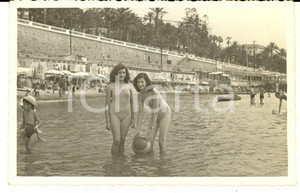 1947 SANREMO Ritratto di due sorelle al mare - Foto cartolina VINTAGE Fotografia d'epoca, in formato cartolina postale.  CONDIZIONI: G     originale e autentica 1