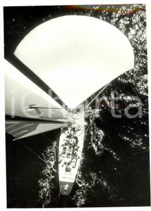Fotografia d epoca originale 1986 VELA Y.C.I. Imbarcazione ITALIA a vele spiegate Yacht Club Italiano 24 x 30 1